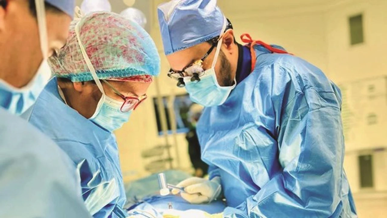 جراحة نادرة بدبي.. فريق طبي يستأصل أوراماً معقدة من فقرات شاب عشريني